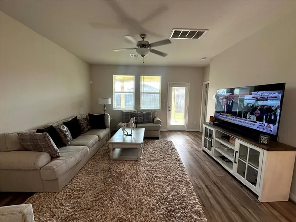 $2,300 | 7076 Silverleaf Oak Street, Conroe, TX 77304