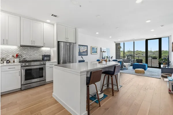 $3,300 | 900 South 1st Street, Unit 415, Austin, TX 78704