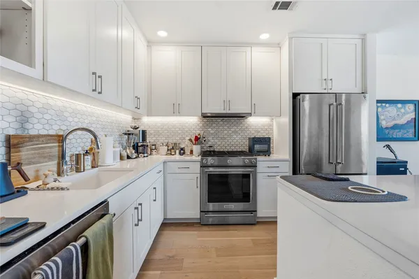 $3,300 | 900 South 1st Street, Unit 415, Austin, TX 78704