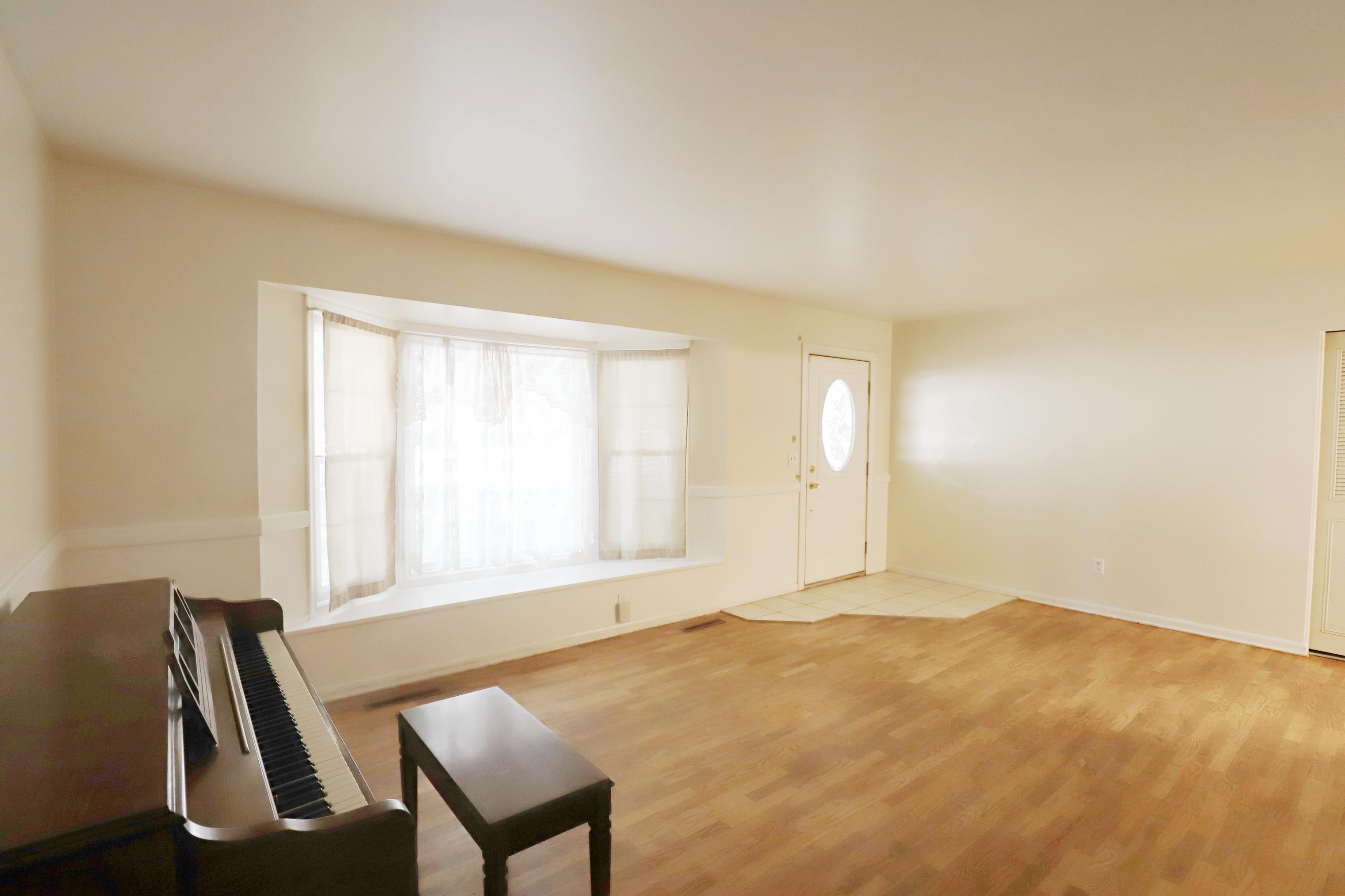 1392 West Judd Road Flint, MI 48507 - Photo 4 of 26
