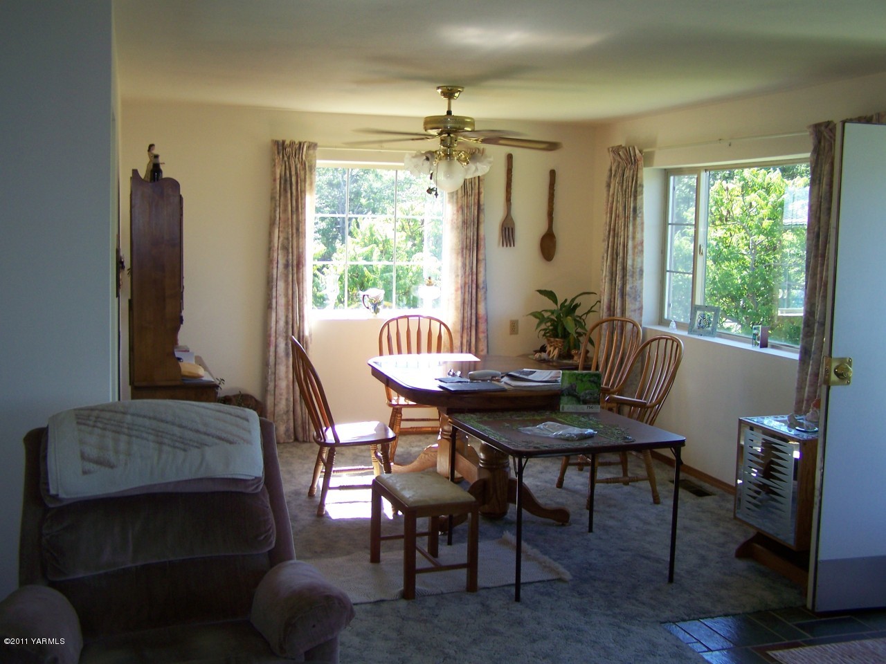 1308 Wisconsin Road Tieton, WA 98947 - Photo 3 of 14 a view of a dining room with furniture window and wooden floor