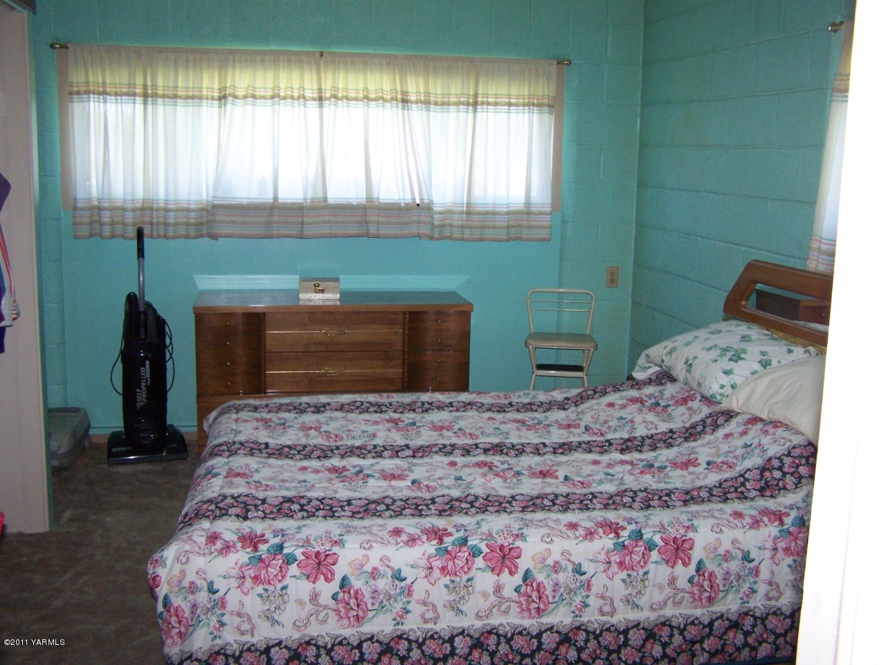 1308 Wisconsin Road Tieton, WA 98947 - Photo 8 of 14 a bedroom with a bed and a dresser