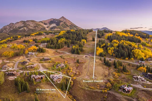 a view of residential houses with outdoor space