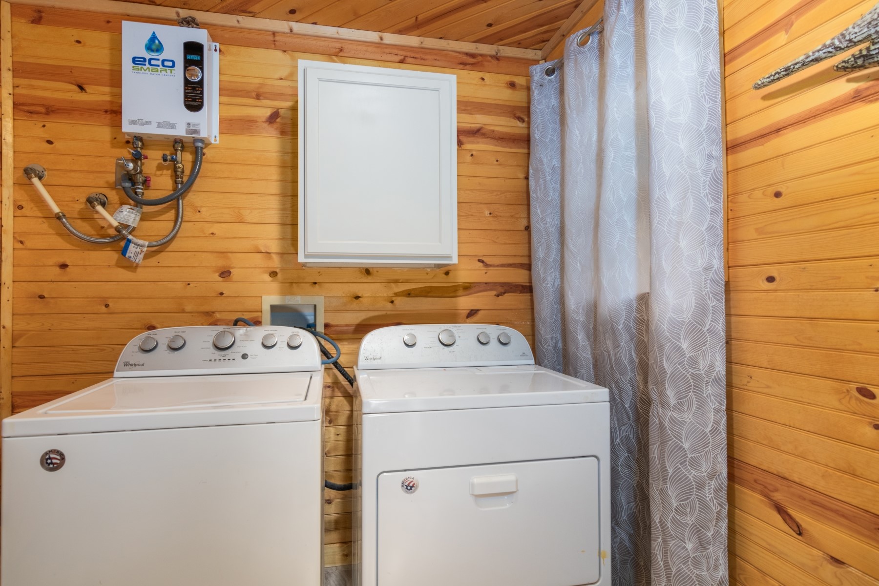134 Magnolia Point Drive Houston, TX 77336 - Photo 13 of 31 a utility room with dryer and washer