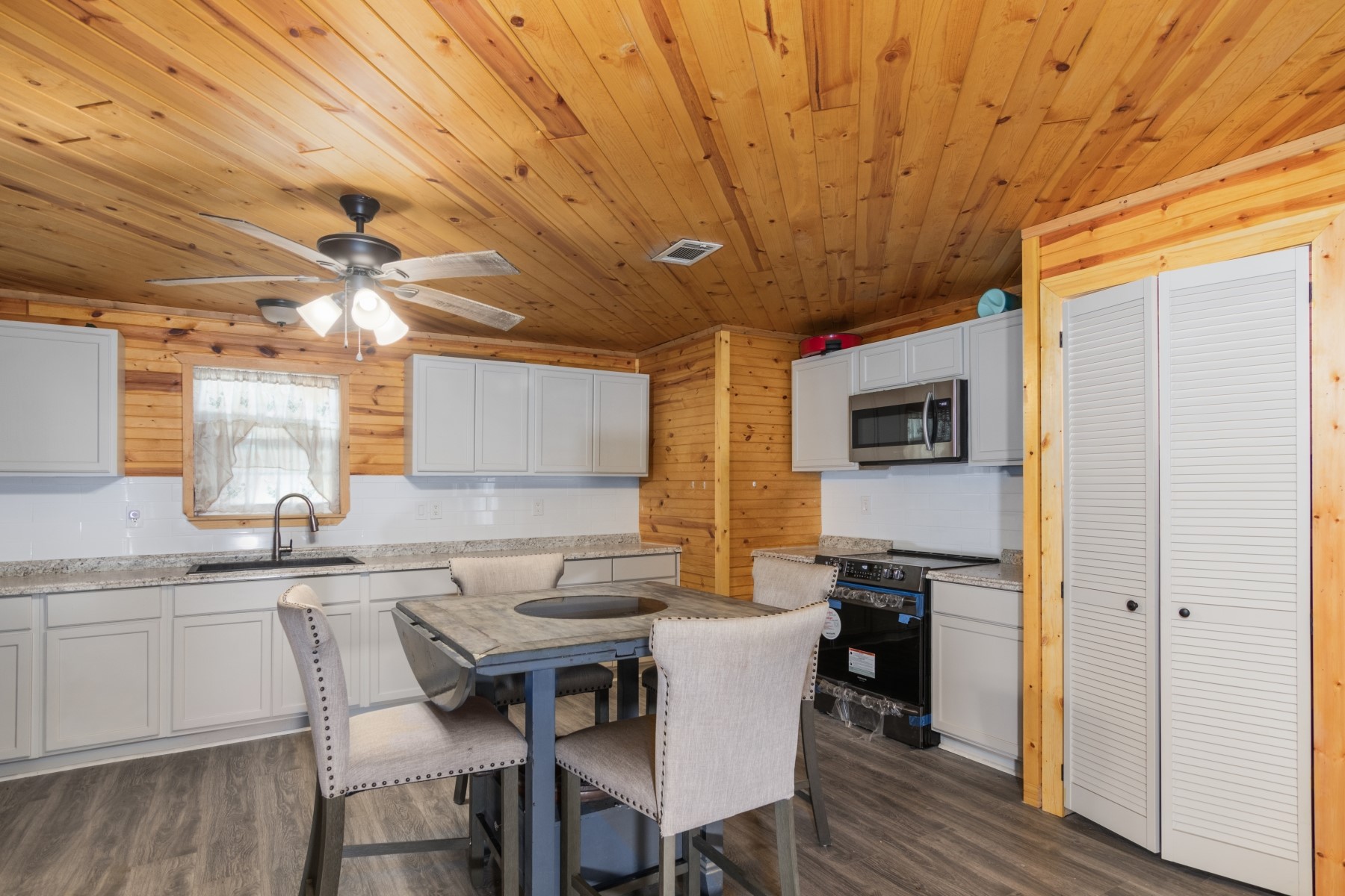134 Magnolia Point Drive Houston, TX 77336 - Photo 9 of 31 a kitchen with a table chairs refrigerator and cabinets