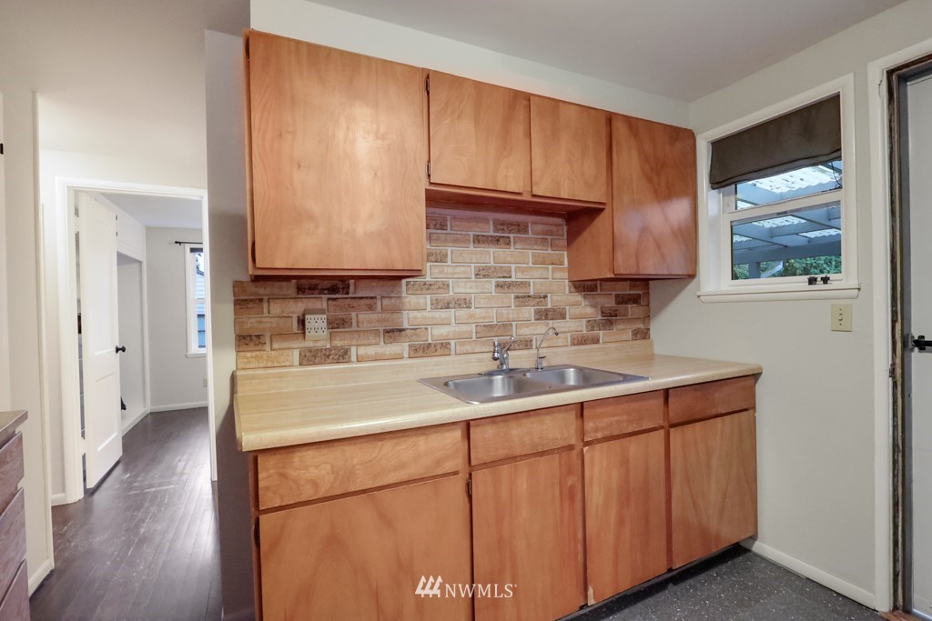 152 Southwest 115th Street Seattle, WA 98146 - Photo 4 of 24 Gallery Image 4
