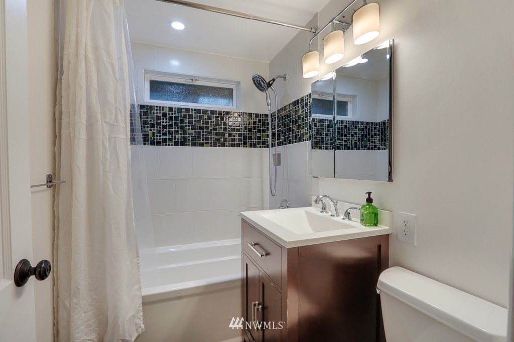 152 Southwest 115th Street Seattle, WA 98146 - Photo 7 of 24 Gallery Image 7