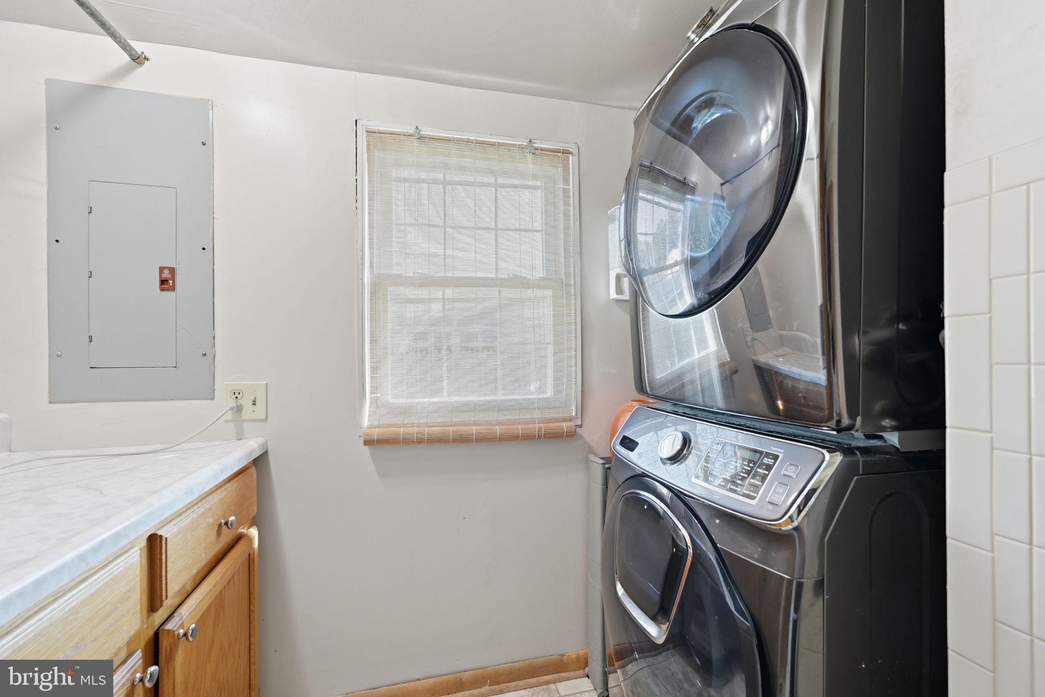 906 Wingfield Road Woodbridge, VA 22191 - Photo 15 of 31 Bright and functional laundry space.