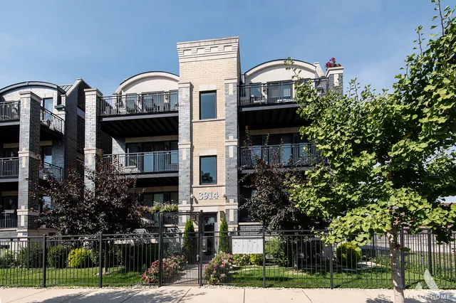 $555,000 | 3914 South King Drive, Unit 3S, Chicago, IL 60653