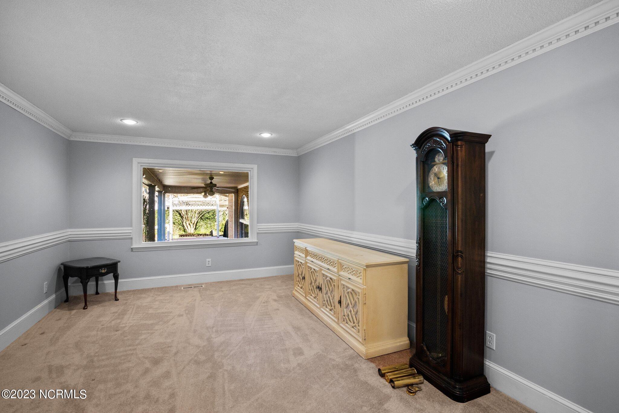 210 Rockledge Road New Bern, NC 28562 - Photo 13 of 32 Living Room