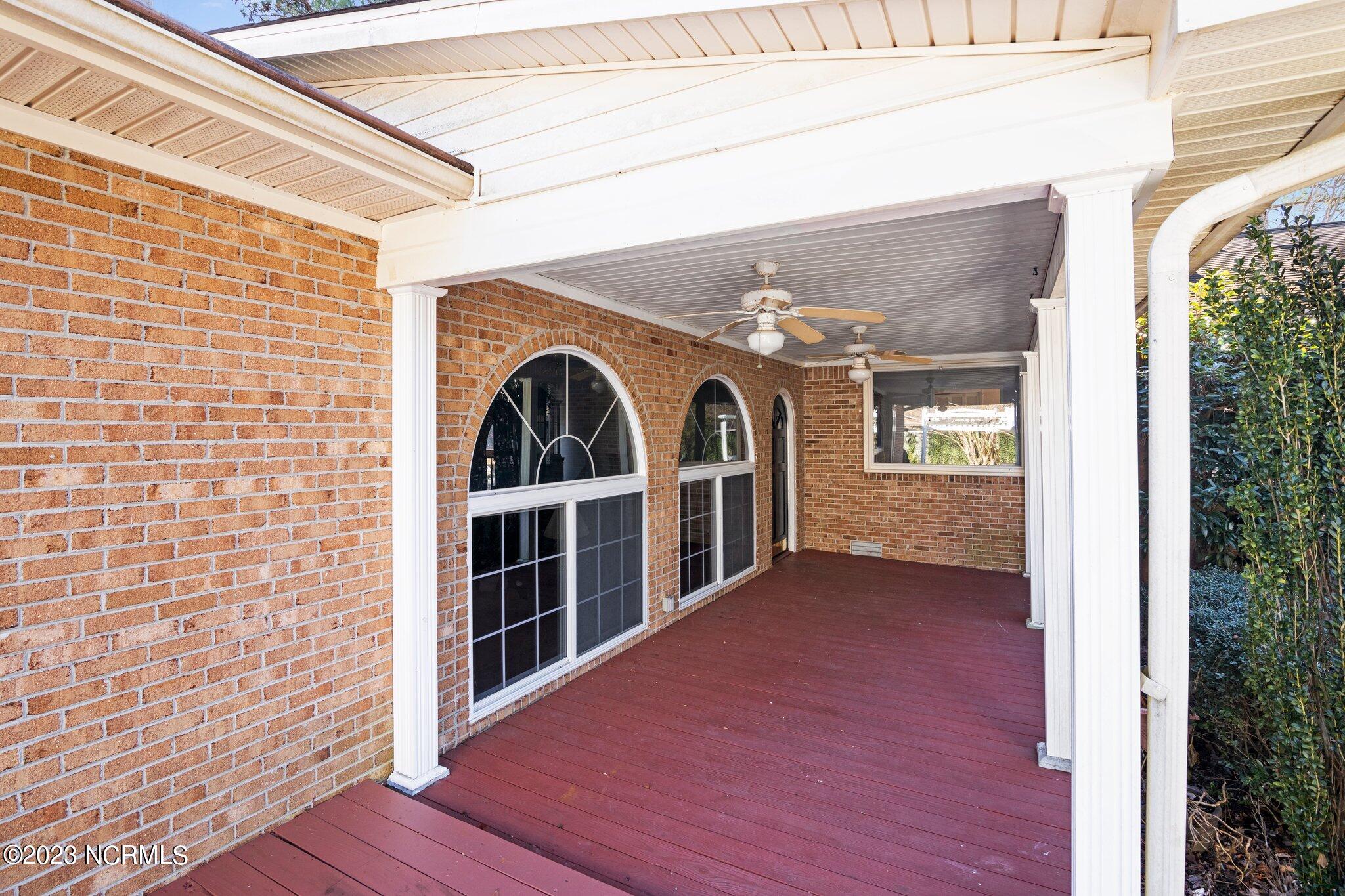 210 Rockledge Road New Bern, NC 28562 - Photo 23 of 32 Covered Deck Area