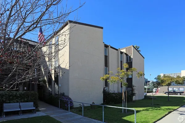 $1,551 | 4820 Cass Street, San Diego, CA 92109