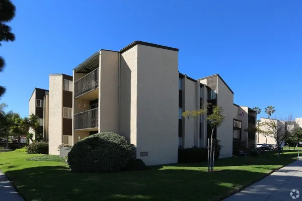 $1,551 | 4820 Cass Street, San Diego, CA 92109