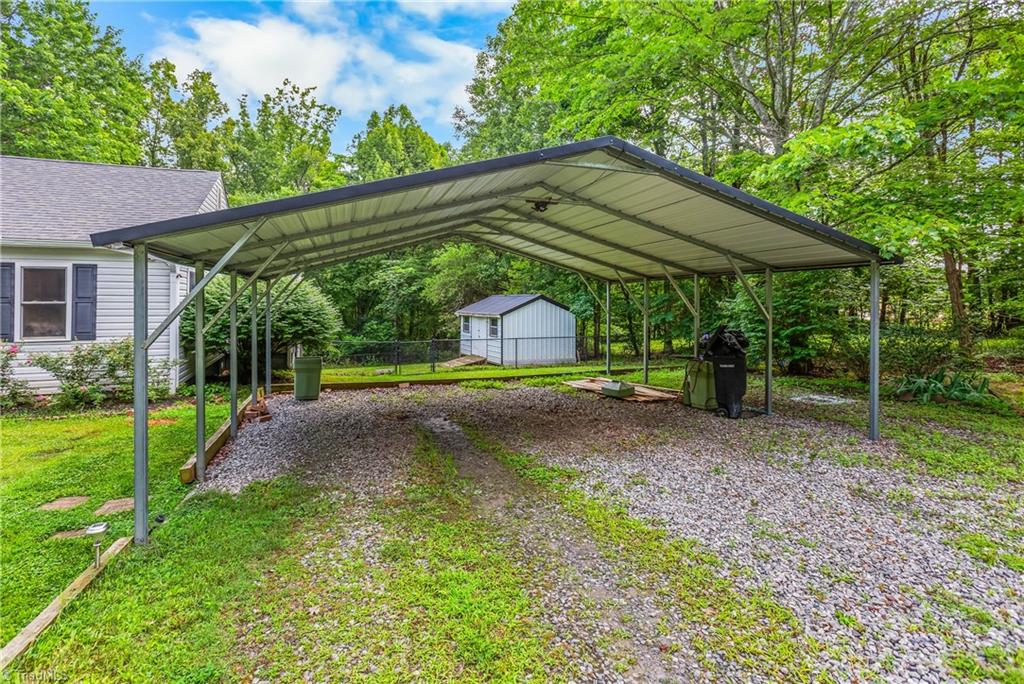 1093 Gordon Road Pinnacle, NC 27043 - Photo 3 of 35