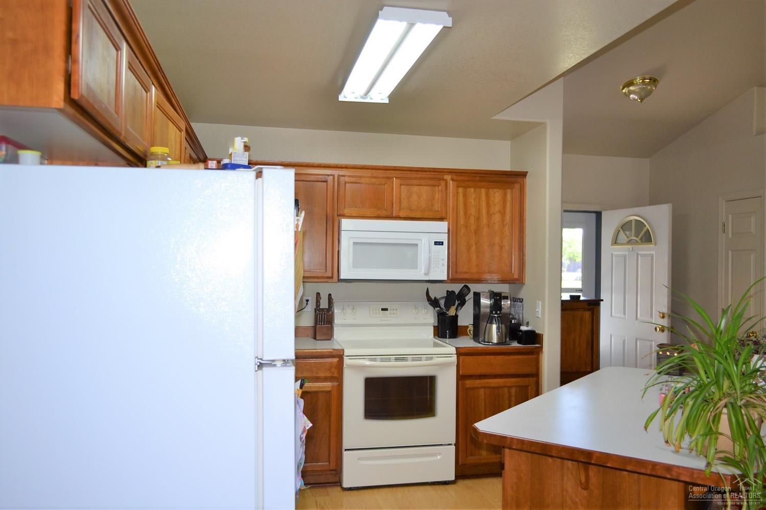 1935 Southwest 35th Street Redmond, OR 97756 - Photo 5 of 22 Gallery Image 5