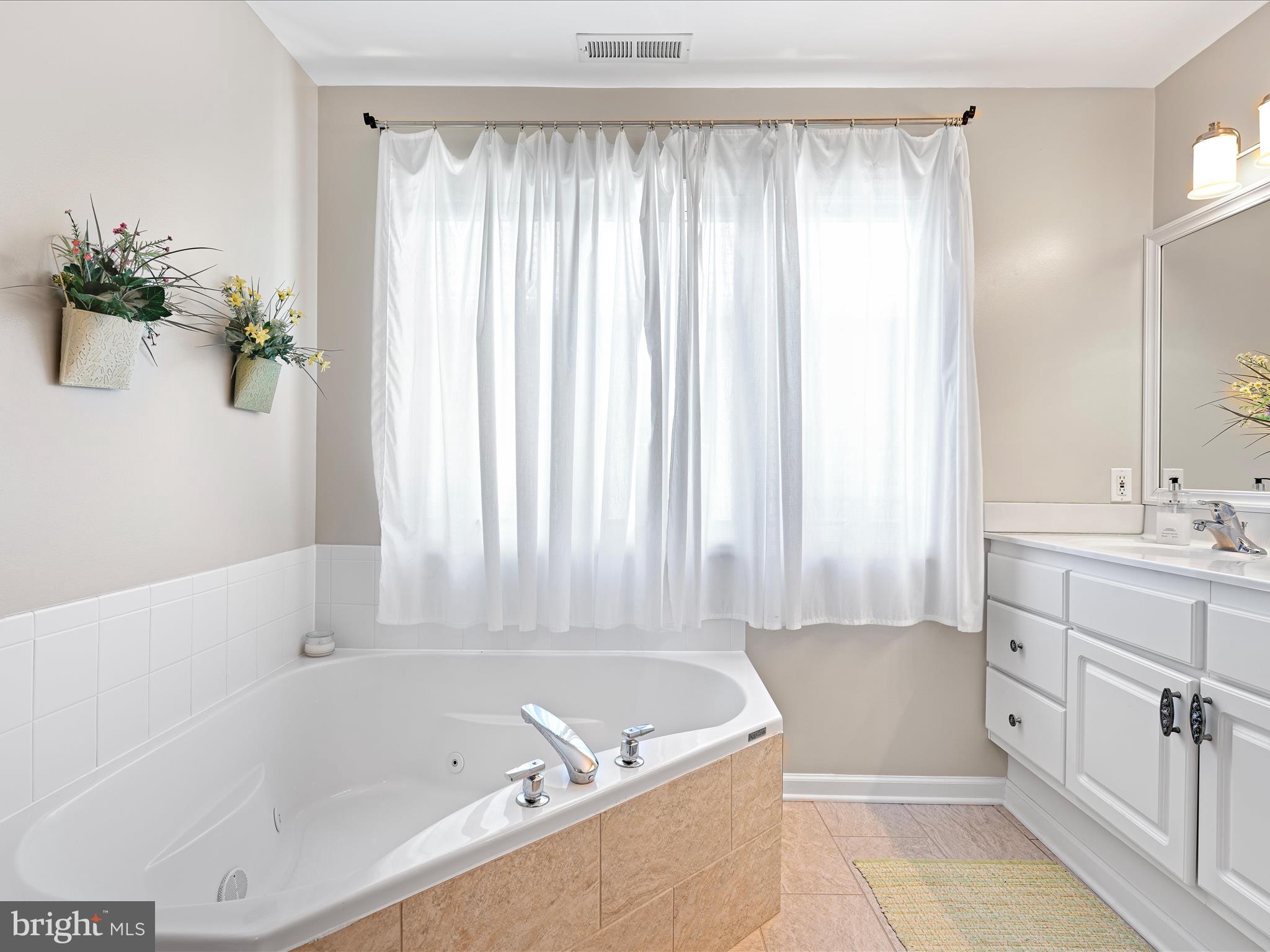 734 Deer Leap Drive, Unit 4 Bethany Beach, DE 19930 - Photo 32 of 53 Primary suite bath