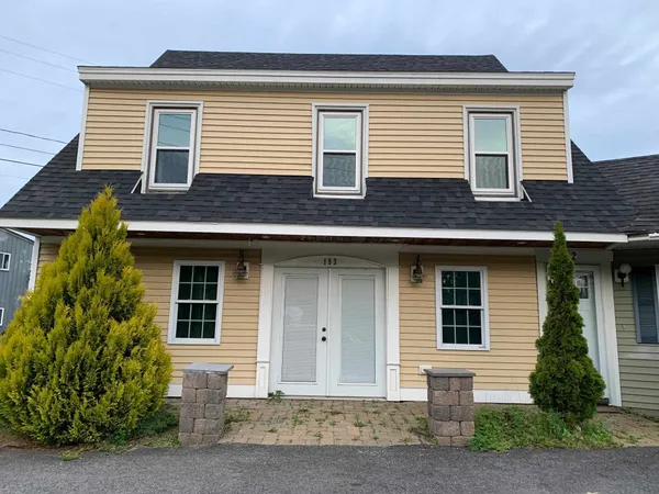 $2,600 | 153 Lafayette Road, Unit 1 TOP, Hampton Falls, NH 03844