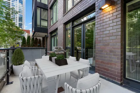 $2,319,000 | 194 North Park Drive, Chicago, IL 60601