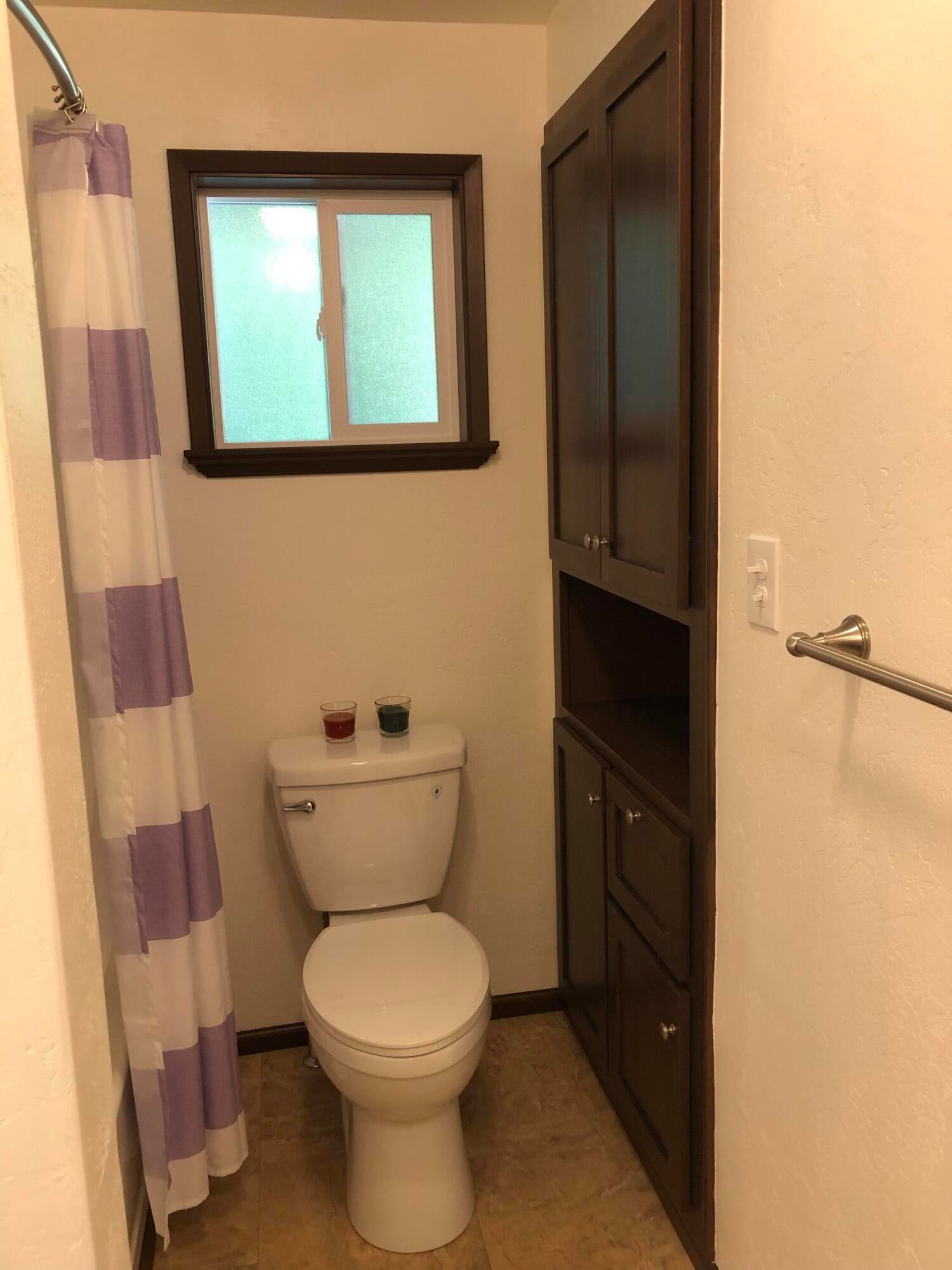 1600 Spring Street Medford, OR 97504 - Photo 31 of 55 Hall bath w/ new laminate flooring