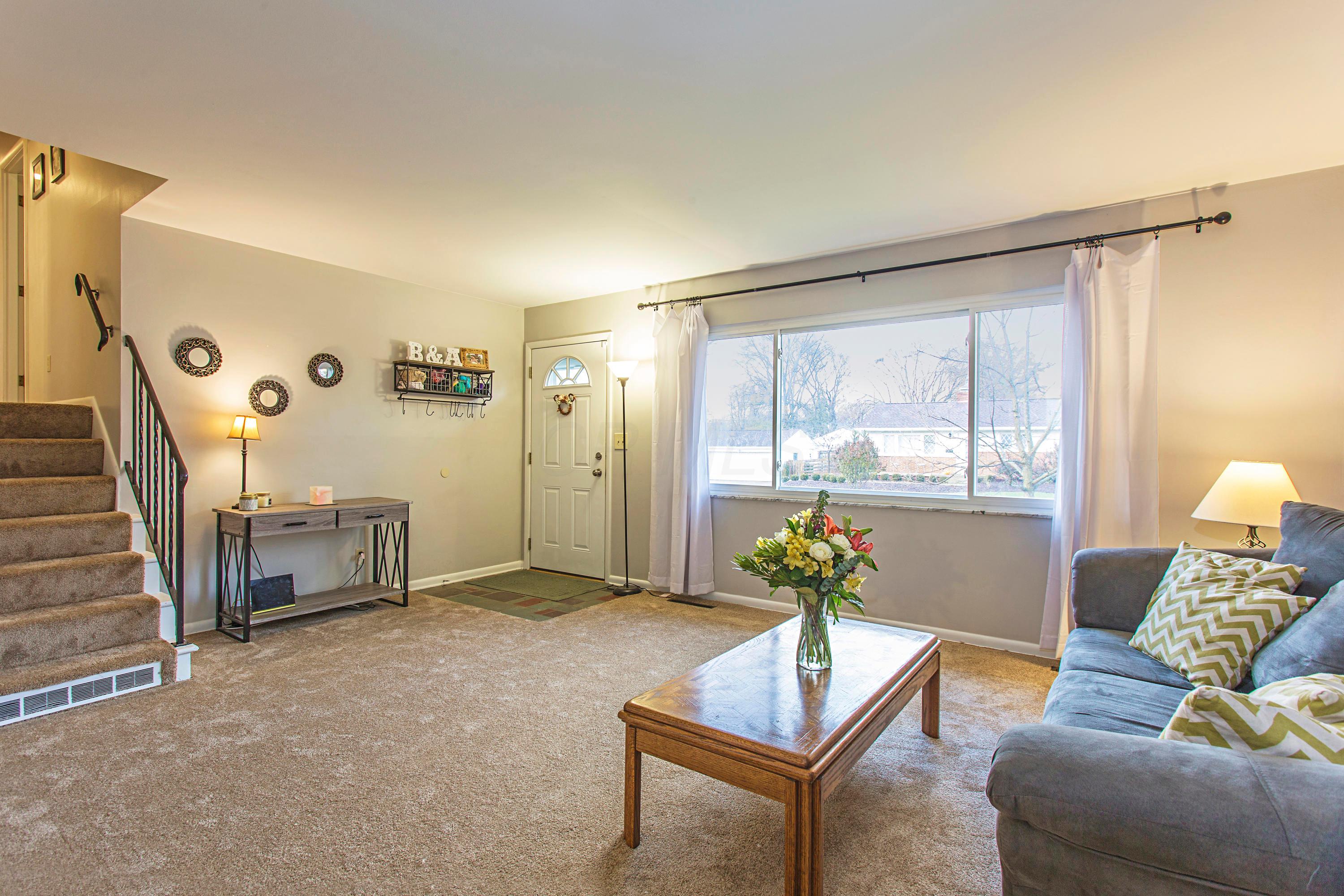 927 Garvey Road Columbus, OH 43229 - Photo 4 of 19 Gallery Image 4
