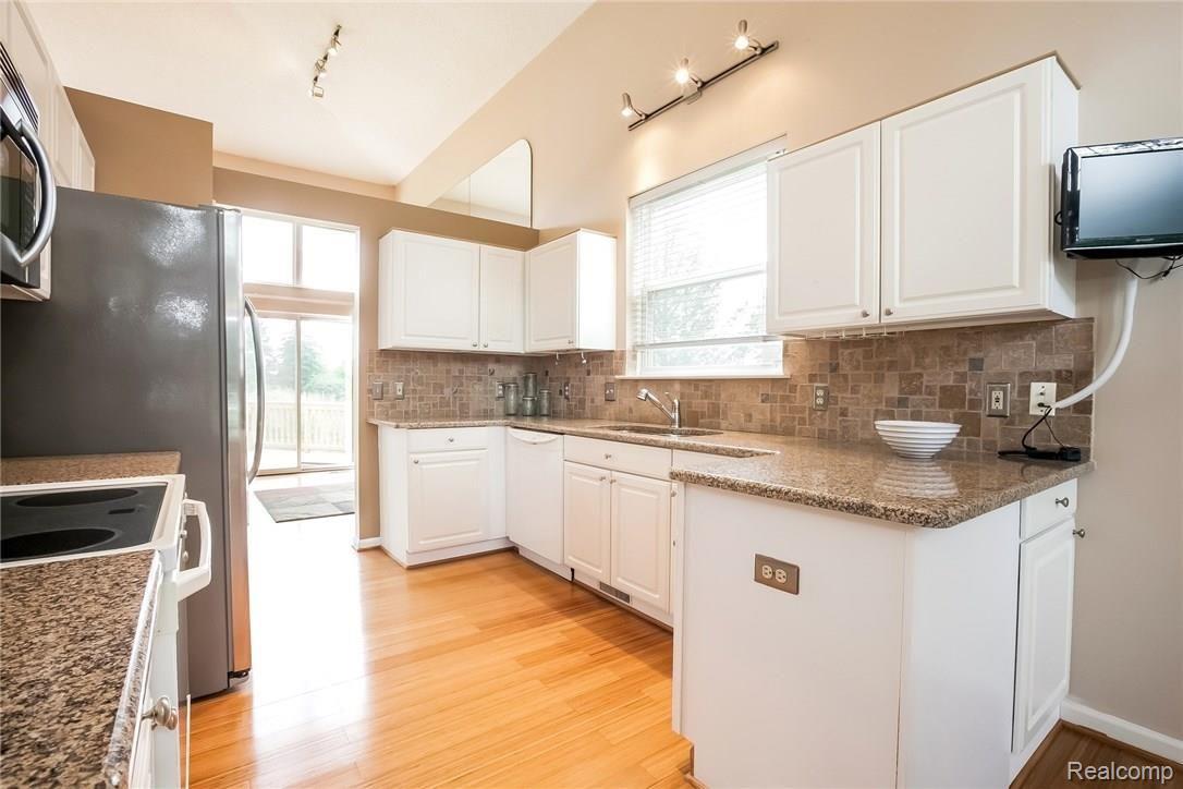 3073 Silverbrook Drive Rochester, MI 48306 - Photo 14 of 41 silverbrook14 - Copy.jpg