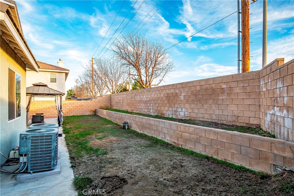 4660 Spice Street Lancaster, CA 93536 - Photo 41 of 42 a view of outdoor space and yard