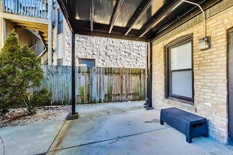 1730 West Beach Avenue, Unit 1 Chicago, IL 60622 - Photo 15 of 16 a front view of a house with a garage
