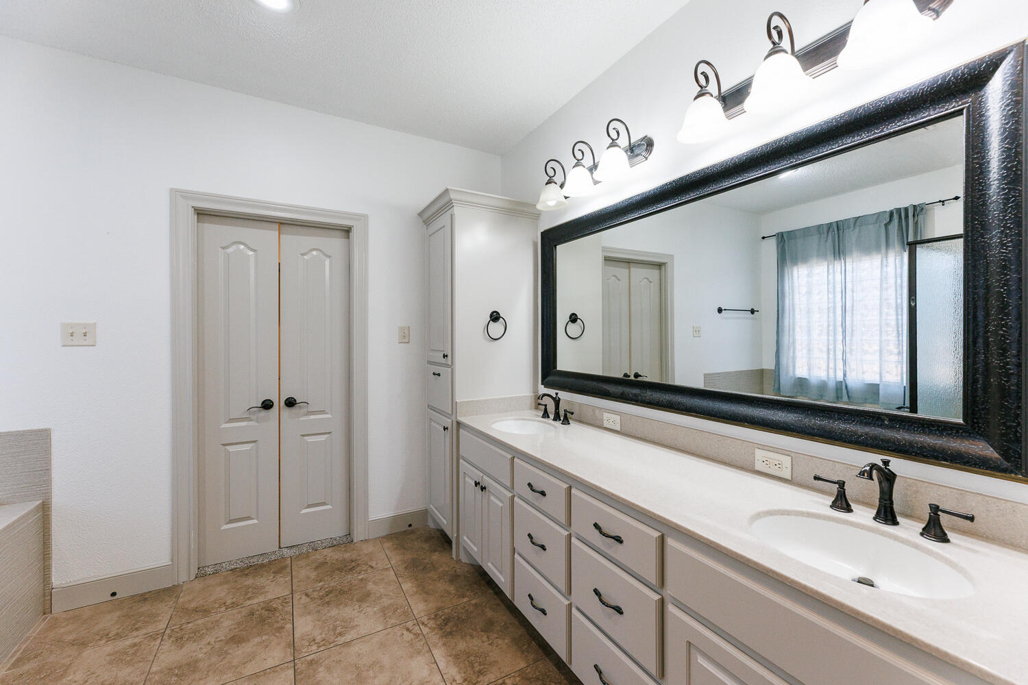 6009 84th Street Lubbock, TX 79424 - Photo 26 of 57 Primary Bathroom