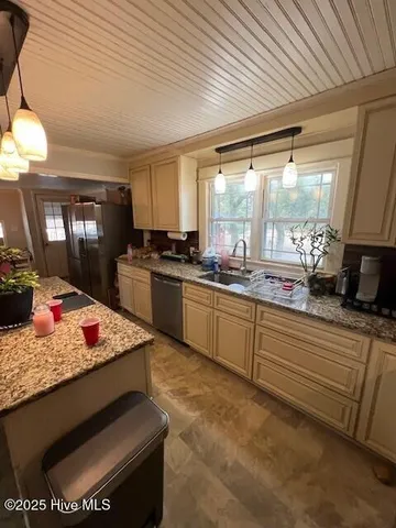 $389,000 | 329 Cape Lookout Drive, Harkers Island, NC 28531