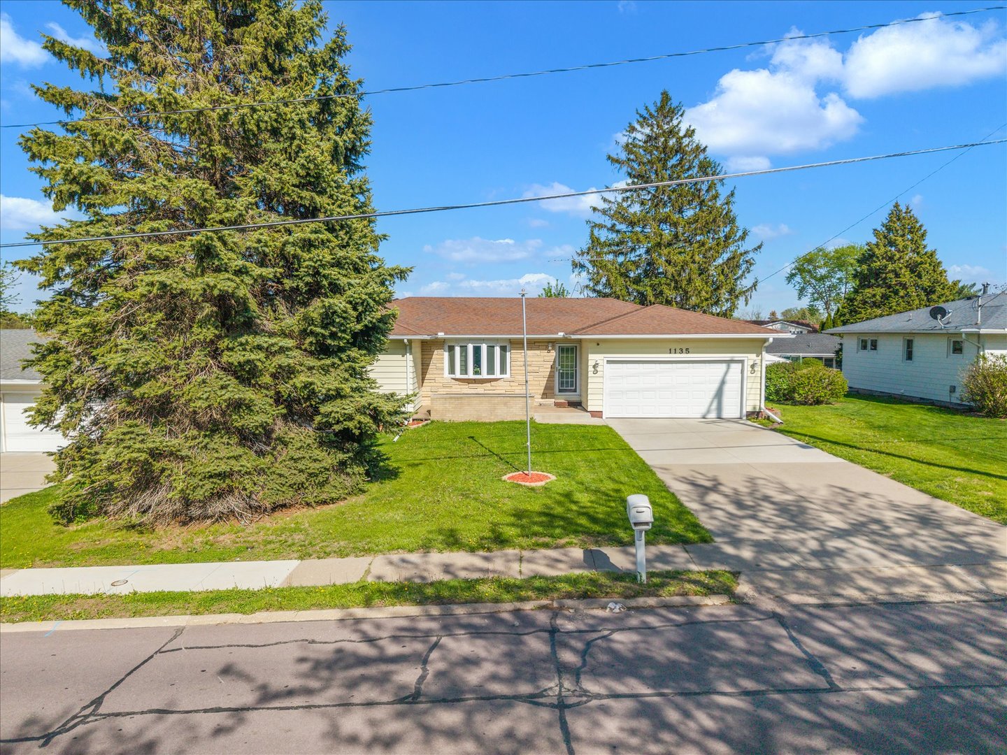 1135 North 11th Street Clinton, IA 52732 - Photo 2 of 44