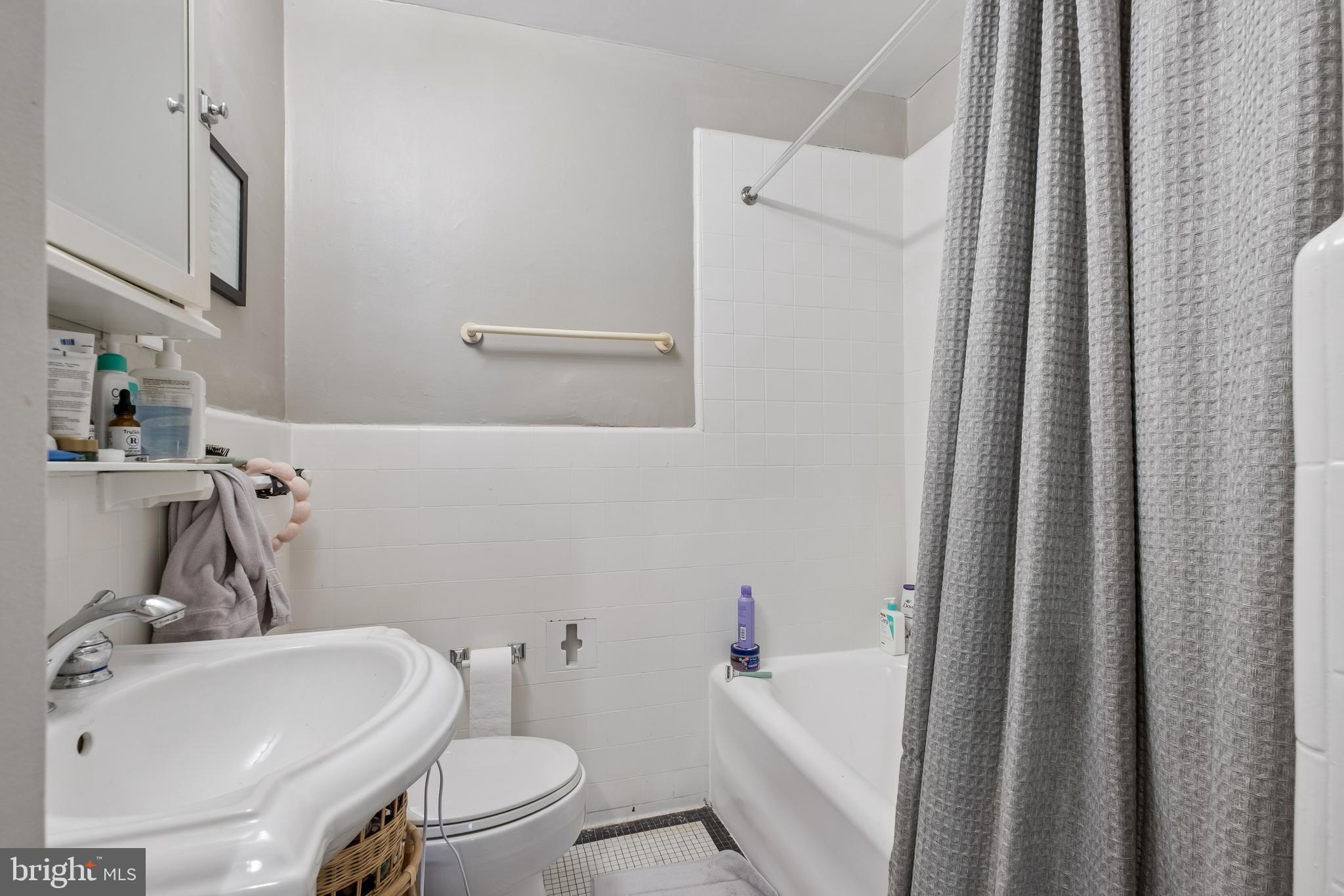 2031 Locust Street, Unit 405 Philadelphia, PA 19103 - Photo 5 of 13