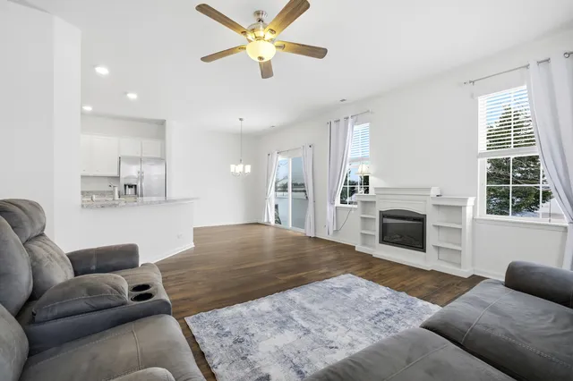 $305,000 | 1838 Southern Circle, Unit 1838, Pingree Grove, IL 60140