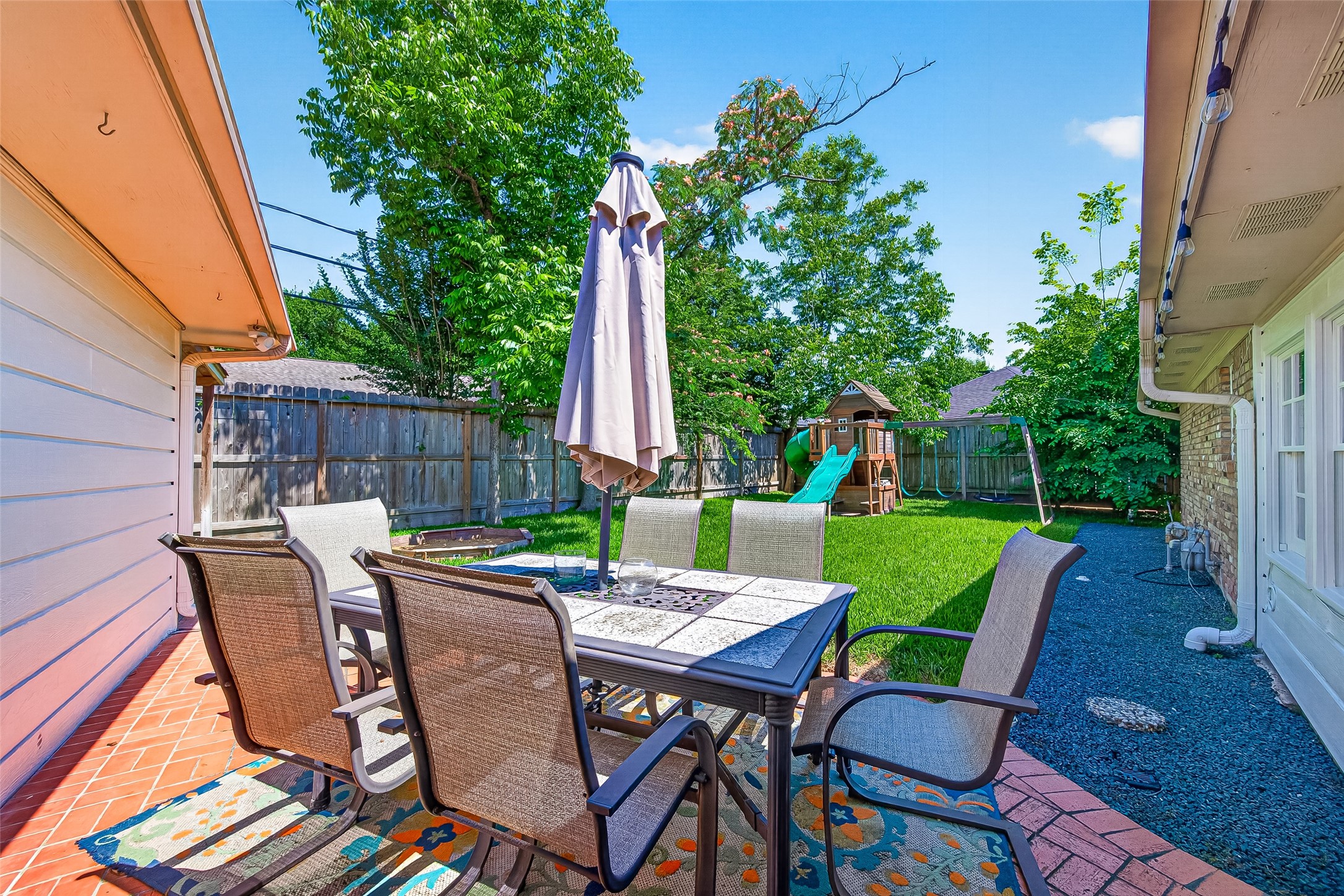 2610 Teague Road Houston, TX 77080 - Photo 43 of 49 This yard is perfect for family gatherings and relaxation.