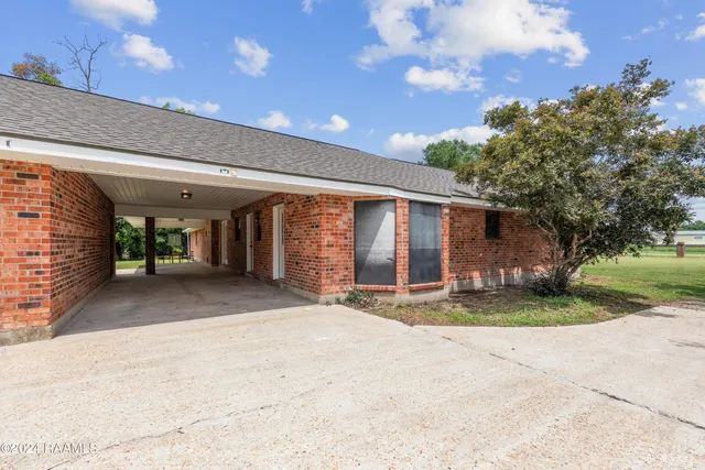 $359,000 | 664 Don Guilbeau Road, Arnaudville, LA 70512