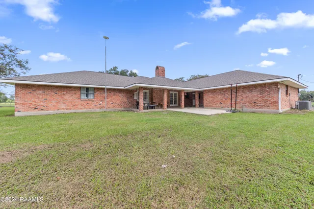 $359,000 | 664 Don Guilbeau Road, Arnaudville, LA 70512