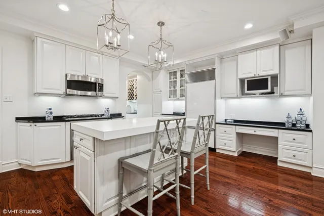 $1,065,000 | 3500 North Lake Shore Drive, Unit 3C, Chicago, IL 60657