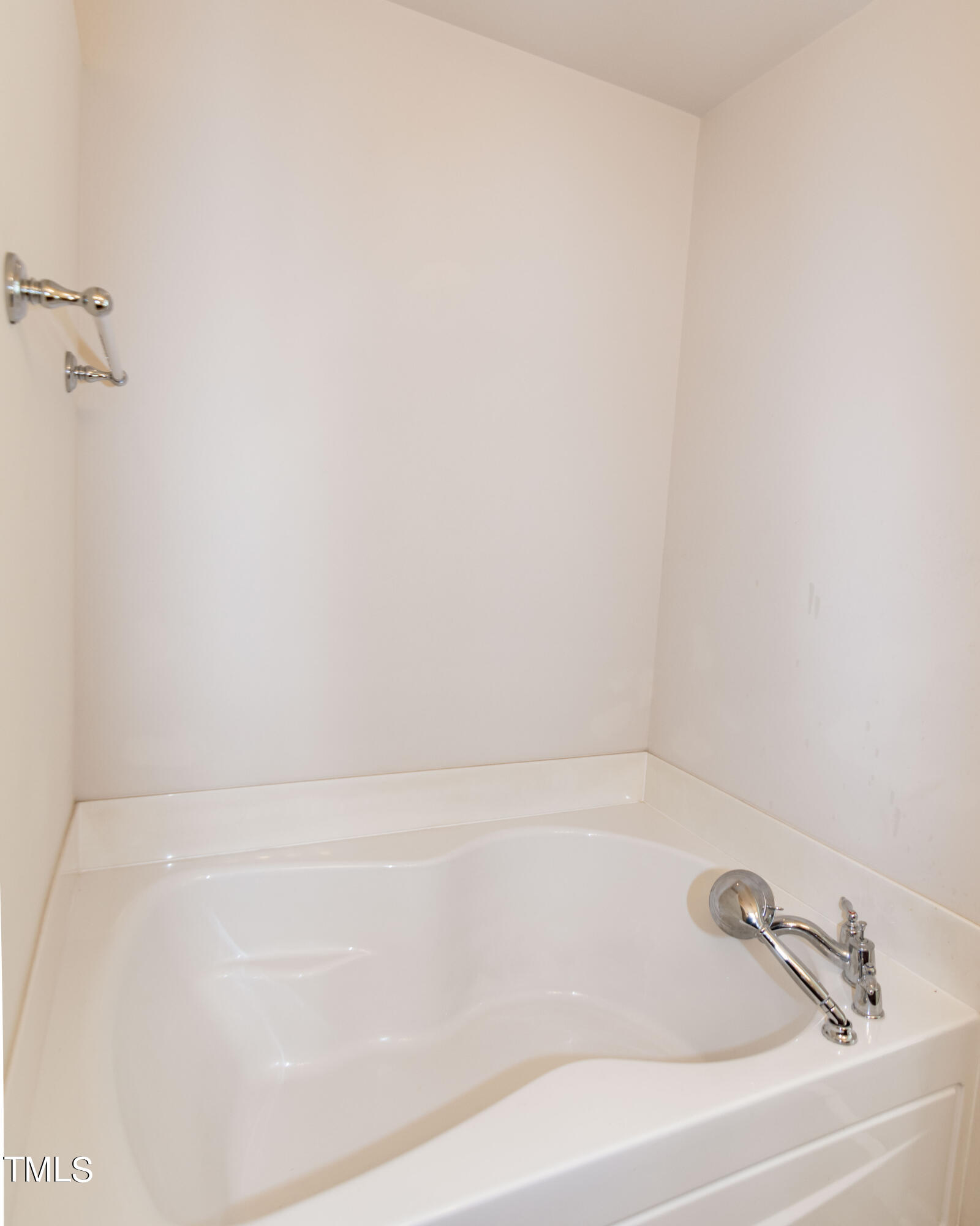 8621 Thunderwood Drive Raleigh, NC 27617 - Photo 21 of 35 a close up of a bathtub