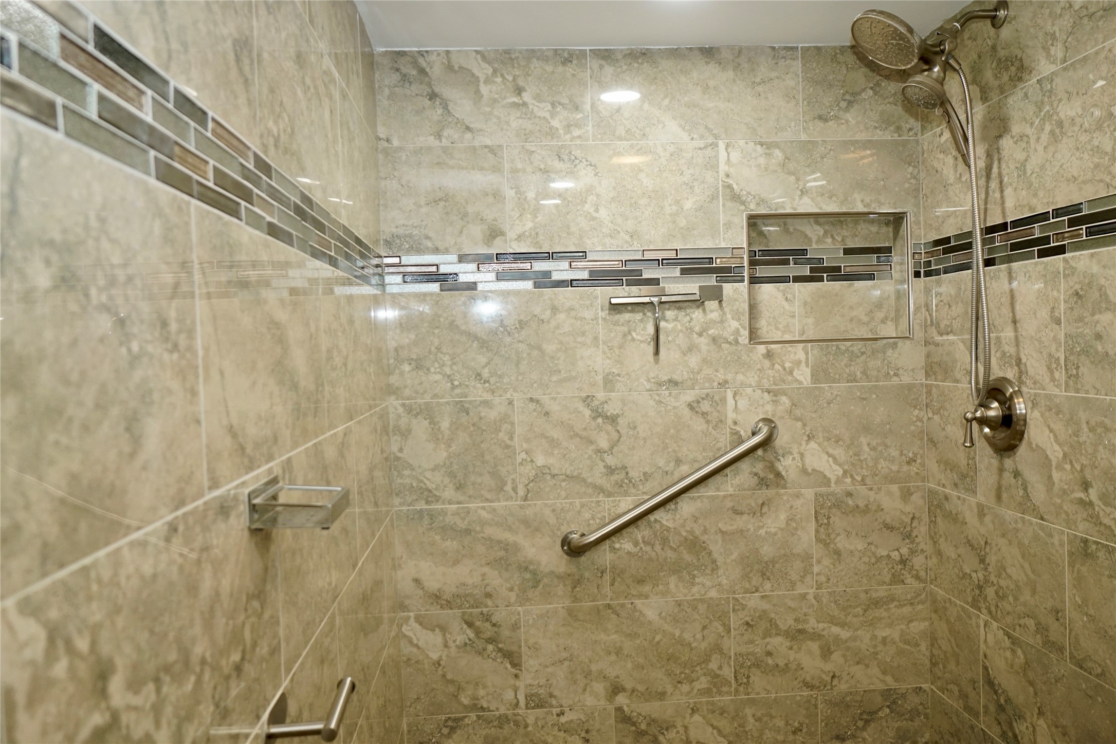 8275 Sands Point Drive, Unit 176 Houston, TX 77036 - Photo 14 of 31 a bathroom with a shower