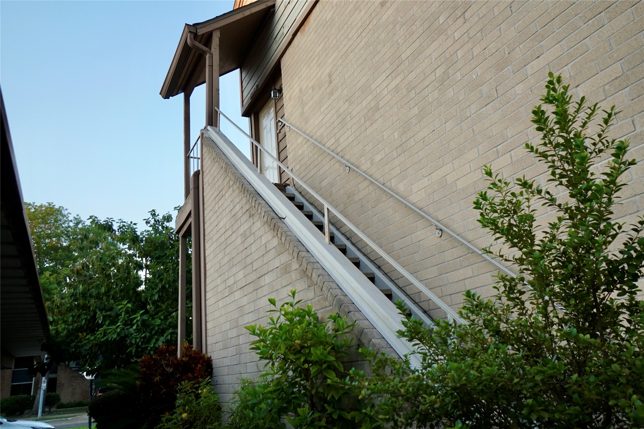 8275 Sands Point Drive, Unit 176 Houston, TX 77036 - Photo 29 of 31 a backyard of a house with lots of green space