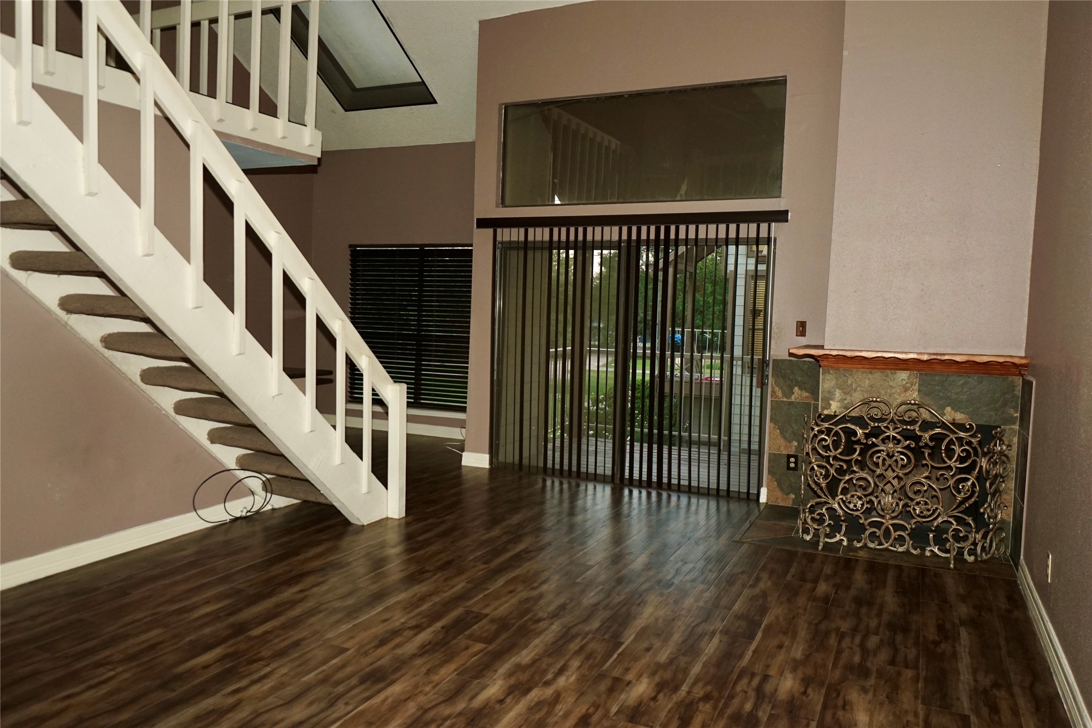 8275 Sands Point Drive, Unit 176 Houston, TX 77036 - Photo 3 of 31 an entryway with wooden floor