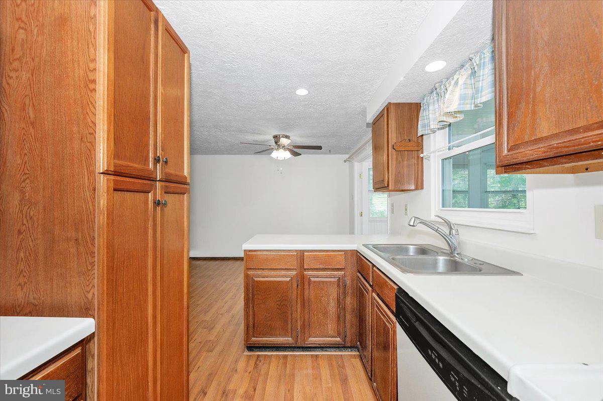 24224 Newbury Road Gaithersburg, MD 20882 - Photo 20 of 63 Kitchen