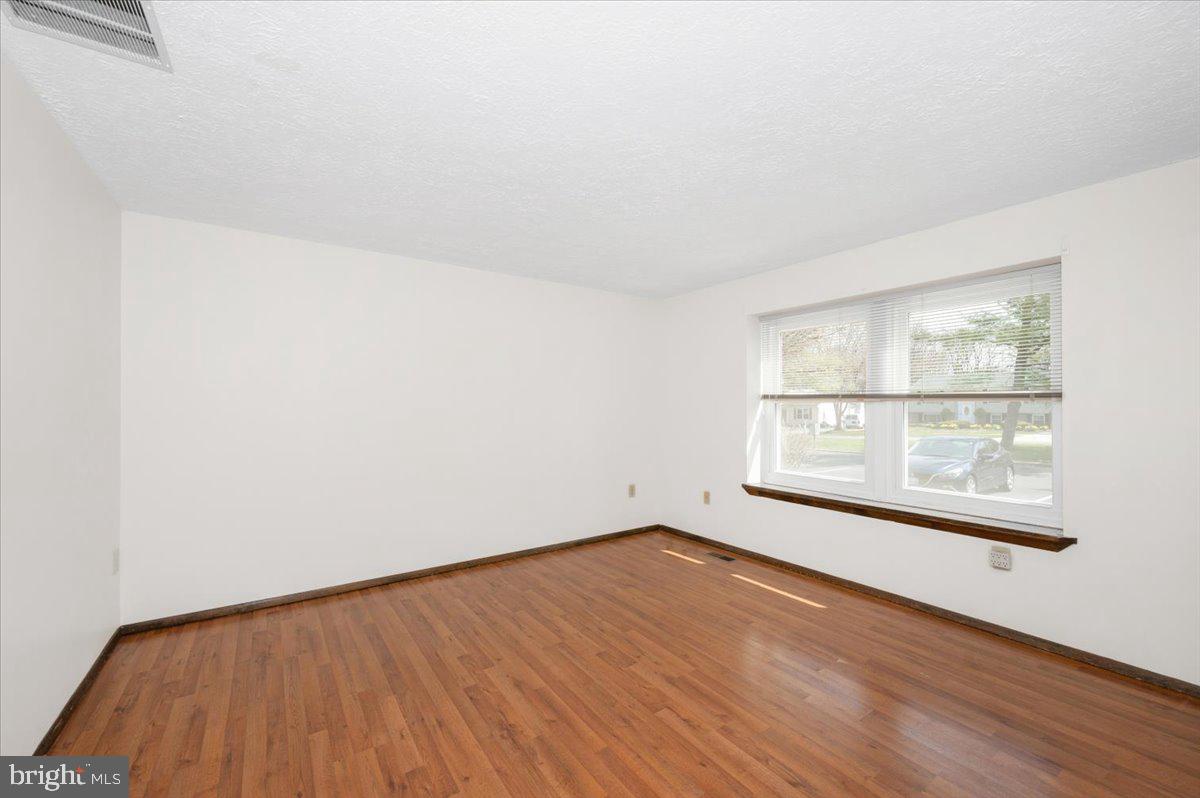 24224 Newbury Road Gaithersburg, MD 20882 - Photo 7 of 63 Living Room