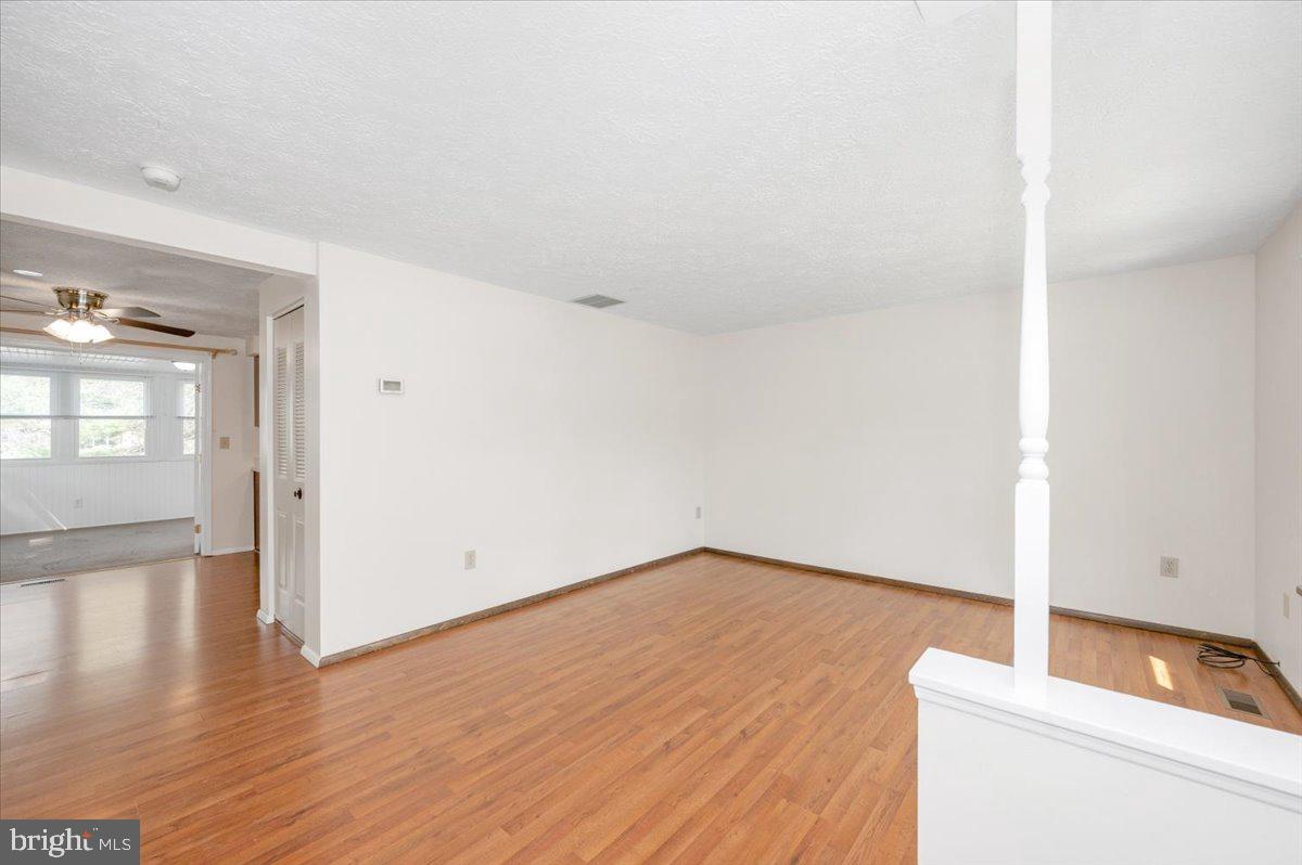 24224 Newbury Road Gaithersburg, MD 20882 - Photo 8 of 63 Living Room