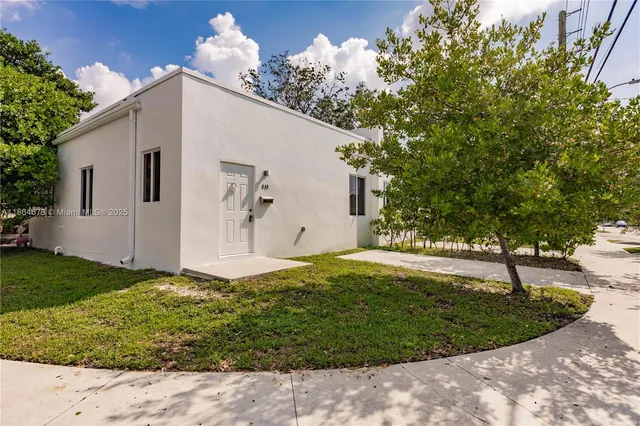 a house view with a backyard space