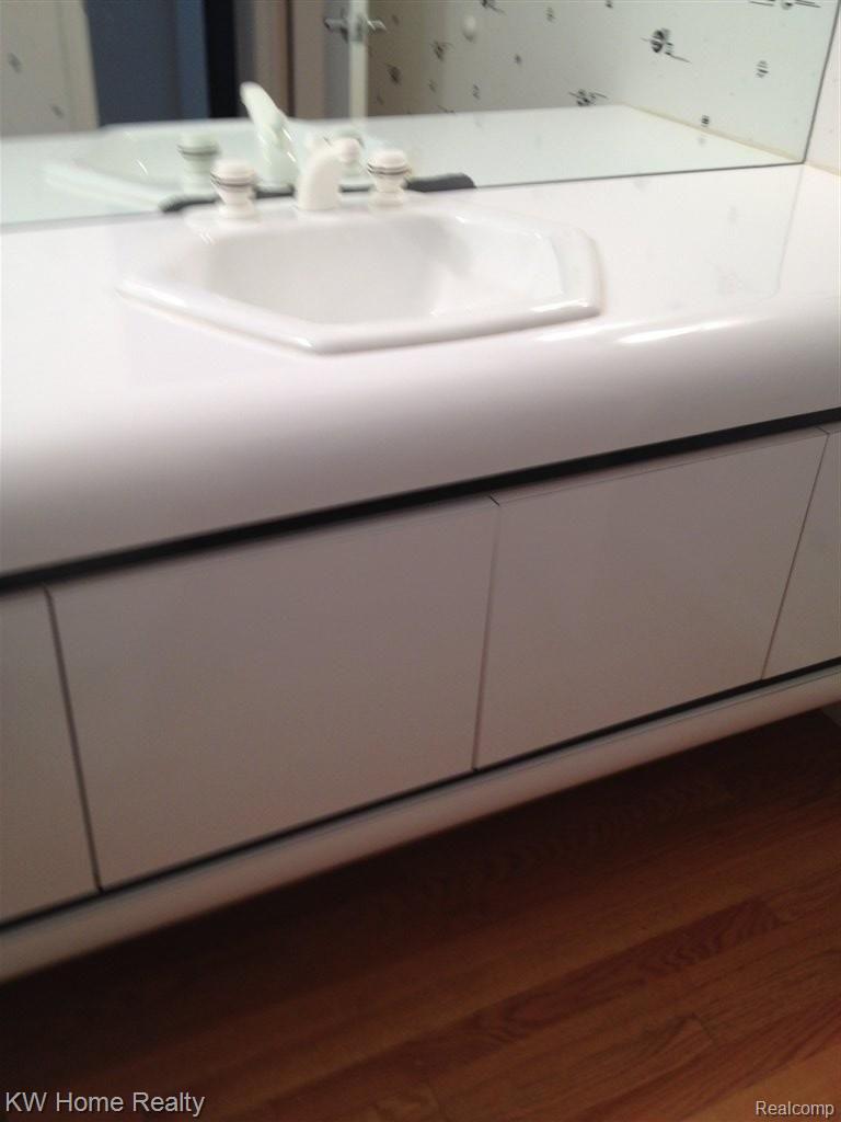 30631 High Valley Road Farmington, MI 48331 - Photo 14 of 21 powder room