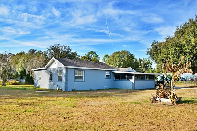 a view of a house with a yard