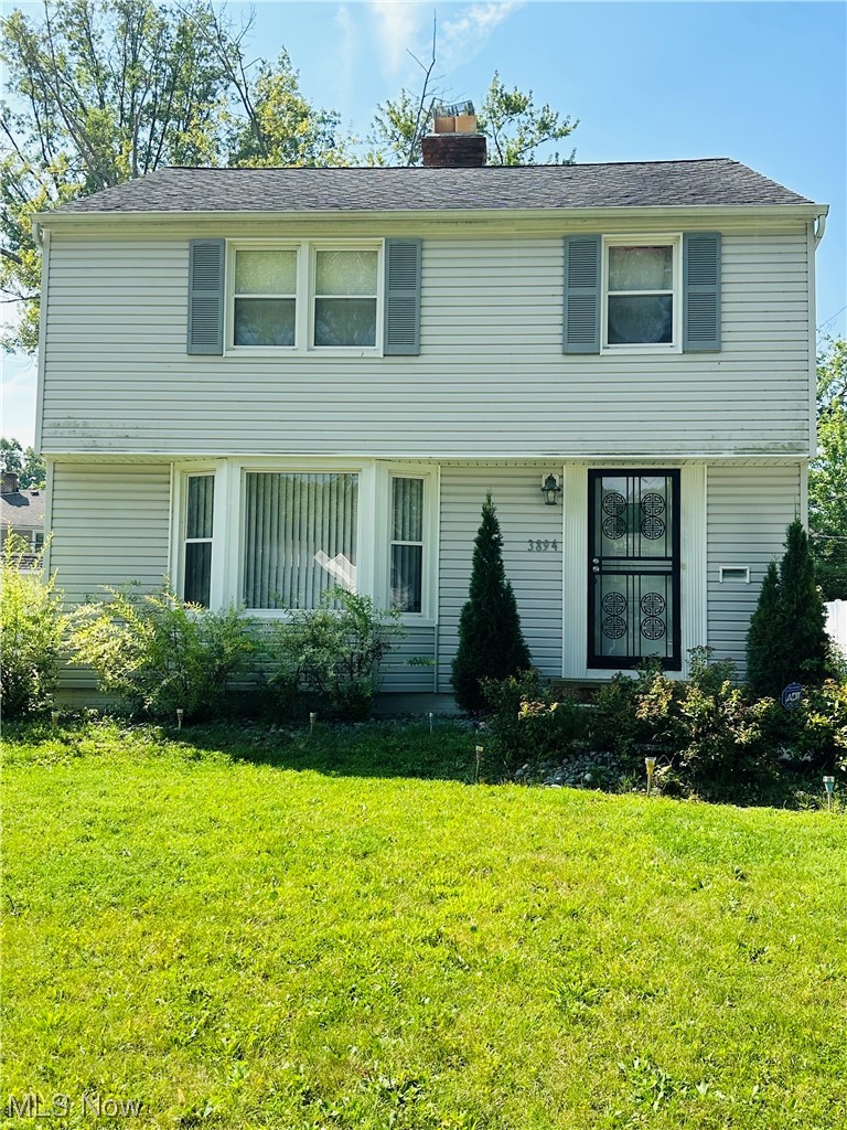 View of front of home featuring a front yard