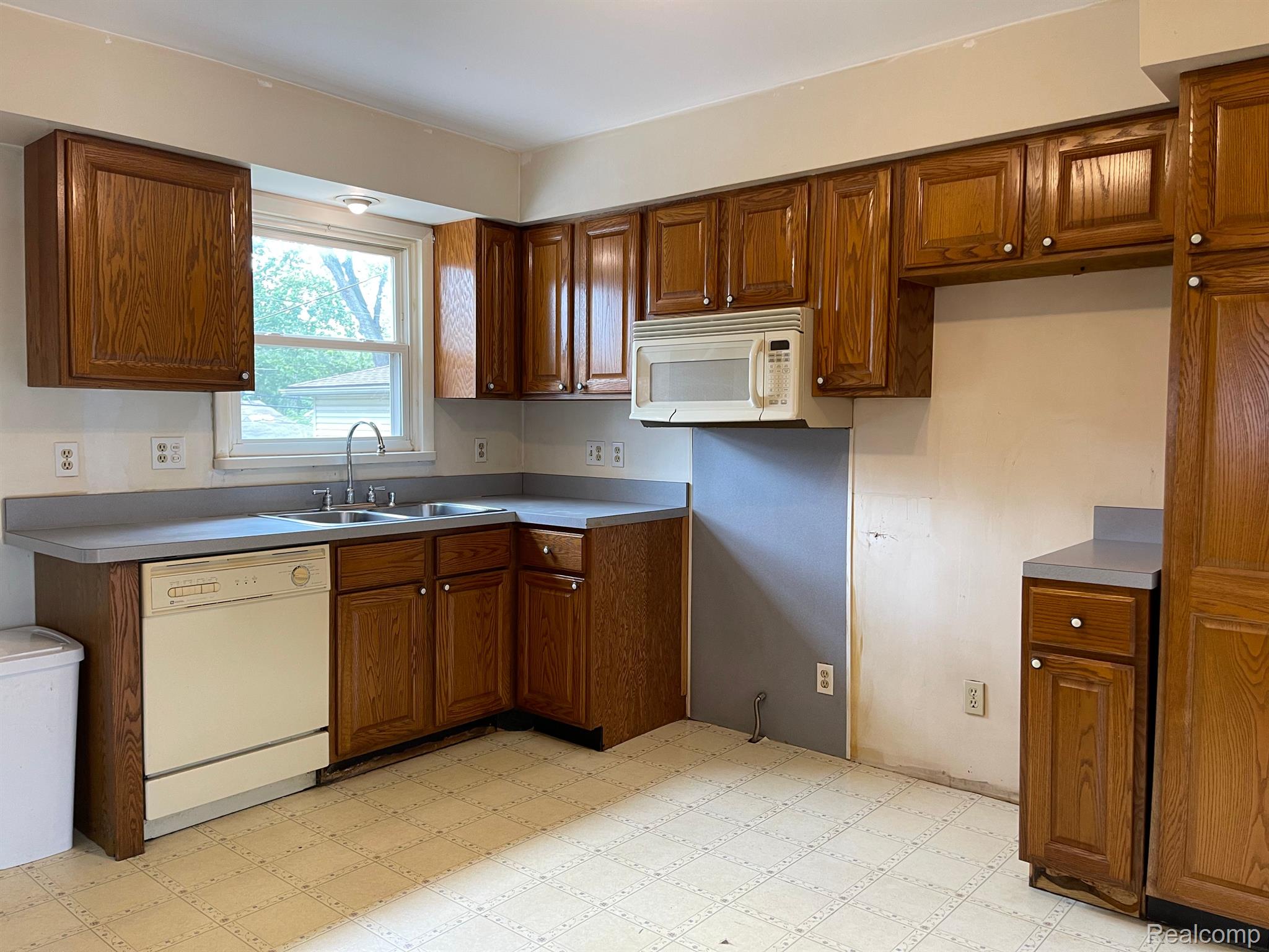 7951 Pardee Road Taylor, MI 48180 - Photo 9 of 34 Gallery Image 9