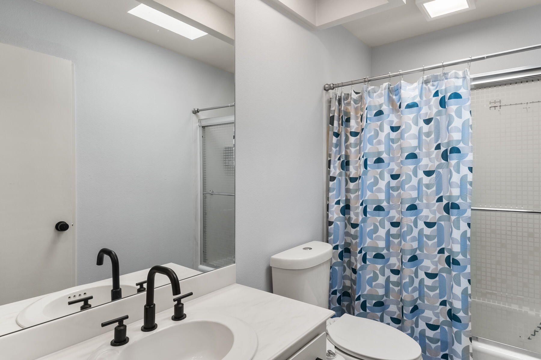 3155 Ramon Road, Unit 808 Palm Springs, CA 92264 - Photo 17 of 37 a bathroom with a sink toilet and shower