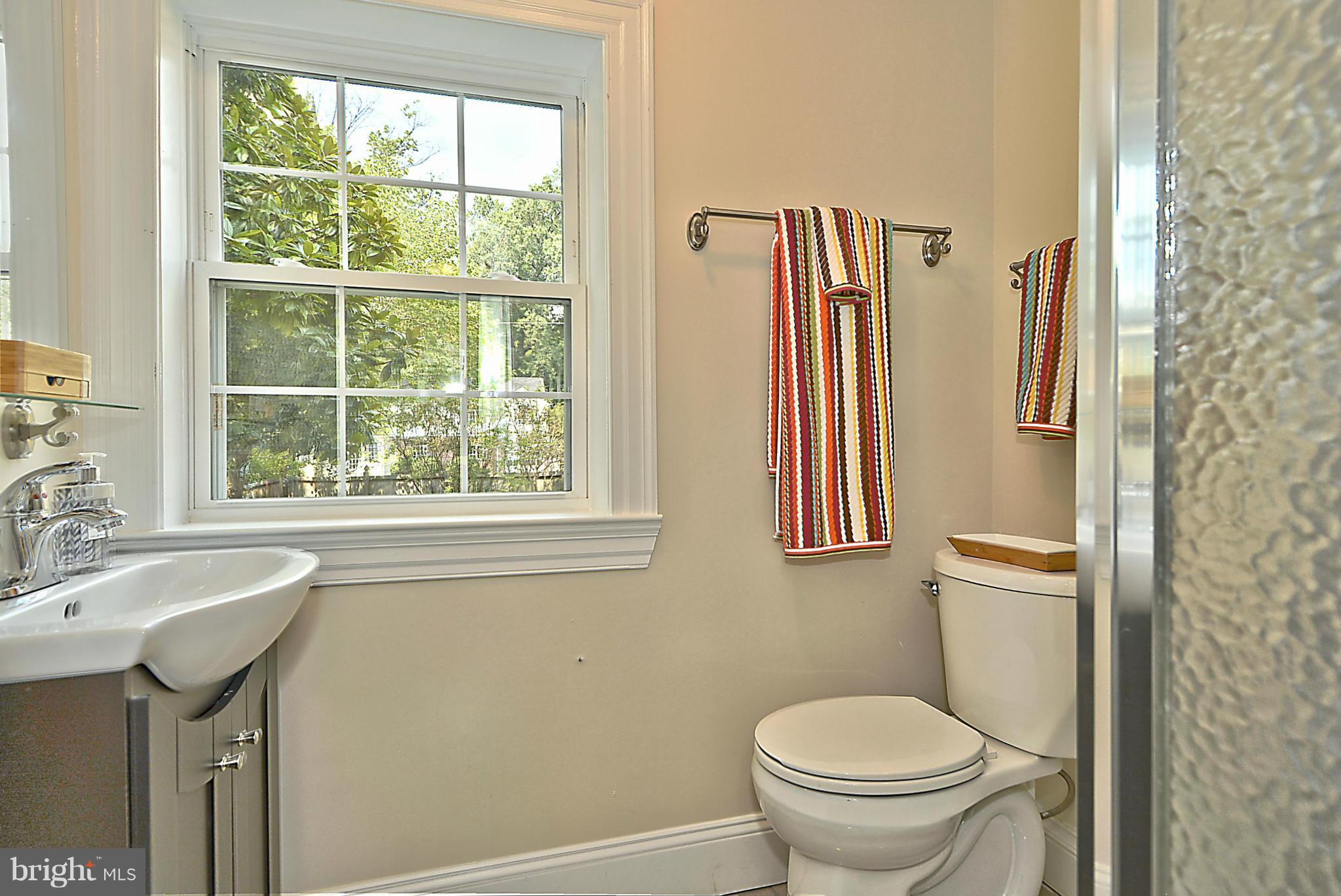 2604 Farm Road Alexandria, VA 22302 - Photo 13 of 30 Full Bath on Main Level